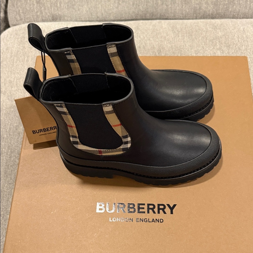 Burberry Kids Chelsea Boots - Picture 2 of 6